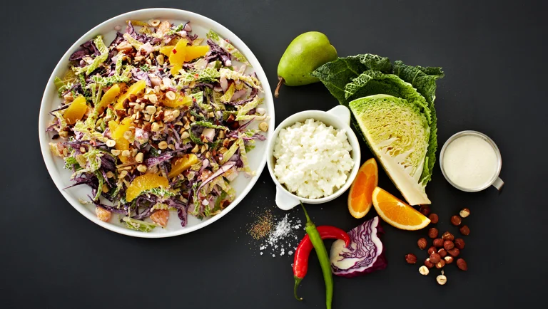 Sprød kålsalat med chili, hytteost og appelsin
