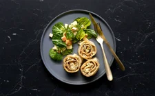 Castello Velvet Blue rulade med kålsalat