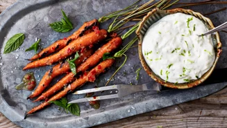 Helgrillade morötter med honungsglaze och ostkräm