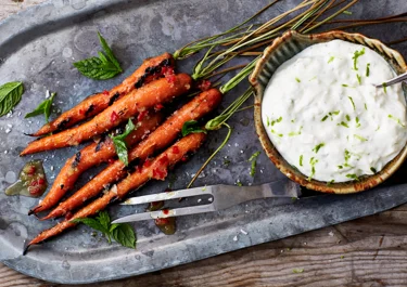 Helgrillade morötter med honungsglaze och ostkräm