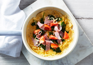 Omelett med ost och skinka