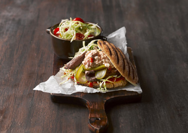 Sandwich med flanksteak og tomatkrydret hvidkål