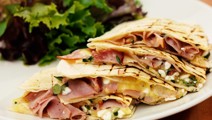 Quesadillat raejuustolla
