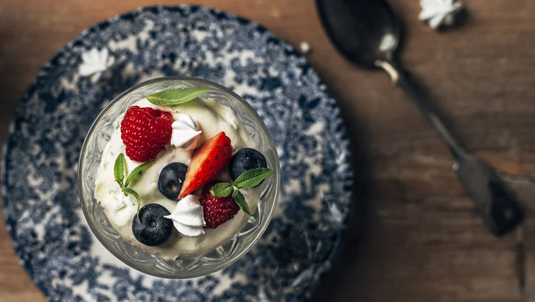 Sitruunaverbenalla maustettu crème fraîche