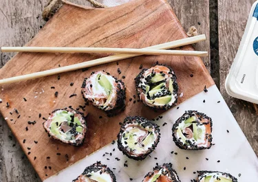 Sushi keto con salmón, aguacate y Arla Natural de untar