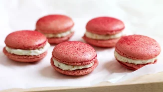 Rödbetsmacarons med gräddädel och valnöt