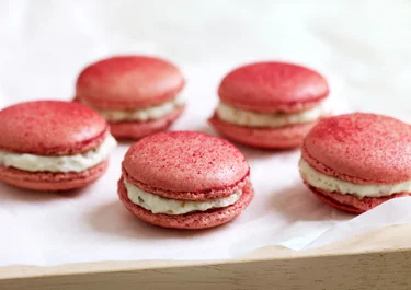 Rödbetsmacarons med gräddädel och valnöt