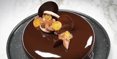 Sitrusta, suklaata ja eleganttia visuaalisuutta – yhdistelmä, joka tekee varman vaikutuksen.