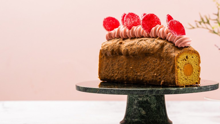 Pistaasi-sitruuna ”Travel Cake”, rooibos-suolakaramellia ja vadelmanamalaka