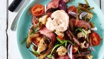 Steaksalat med chilikrydret hytteostmayo