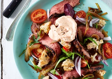 Steaksalat med chilikrydret hytteostmayo