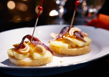 Pinchos med ost och sardeller
