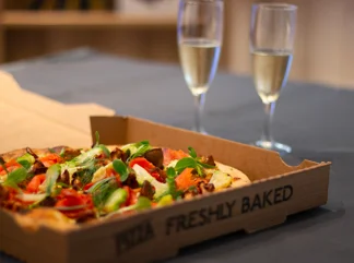 Pizza gourmet à la truite fumée, chou Romanesco et girolles