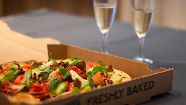 Pizza gourmet à la truite fumée, chou Romanesco et girolles