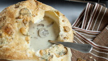 Svampesuppe med butterdejslåg