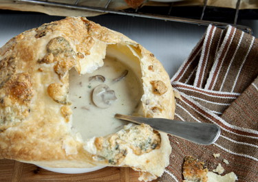 Svampesuppe med butterdejslåg