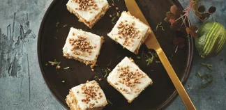 Würfelkuchen mit Pastinaken und Limetten-Topping
