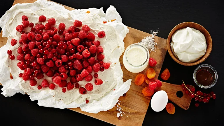 Marengs med hindbær, jordbær og skyr-fløde