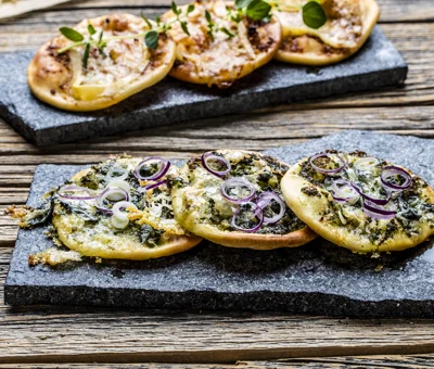 Vegetarpizza med blåmuggost og grønn pesto