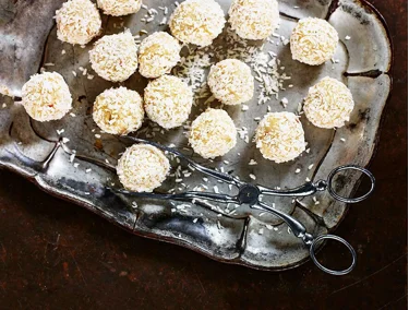 Valkosuklaatryffelit säilyvät monien muiden makeisten tavoin pitkään.