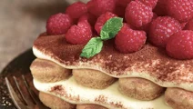 Tiramisú sin lactosa con coulis de frambuesas