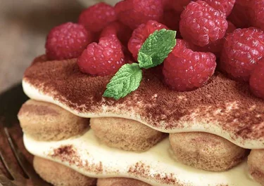 Tiramisú sin lactosa con coulis de frambuesas