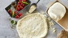 Koldhævet pizzadej - laves dagen før på maskine - og hæver igen 2 timer