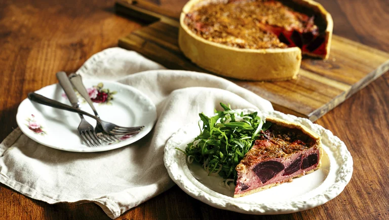 Sinihomejuusto-punajuuriquiche