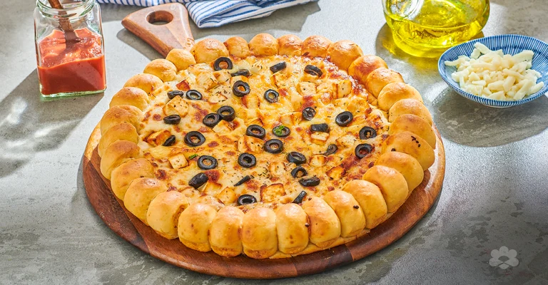 بيتزا بالجبنة والزيتون