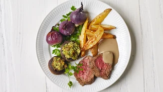 Oksemørbrad med bagte løg og fyldte svampe