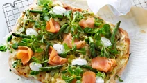 Hvid pizza med forårsløg og røget laks