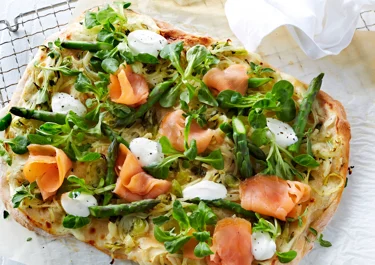 Hvid pizza med forårsløg og røget laks
