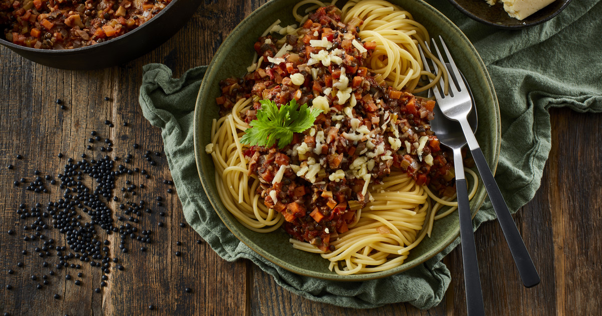 Vegetar bolognese - Opskrift på bolognese med belugalinser | Arla