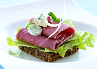 Sprængt oksebryst med æblesalat