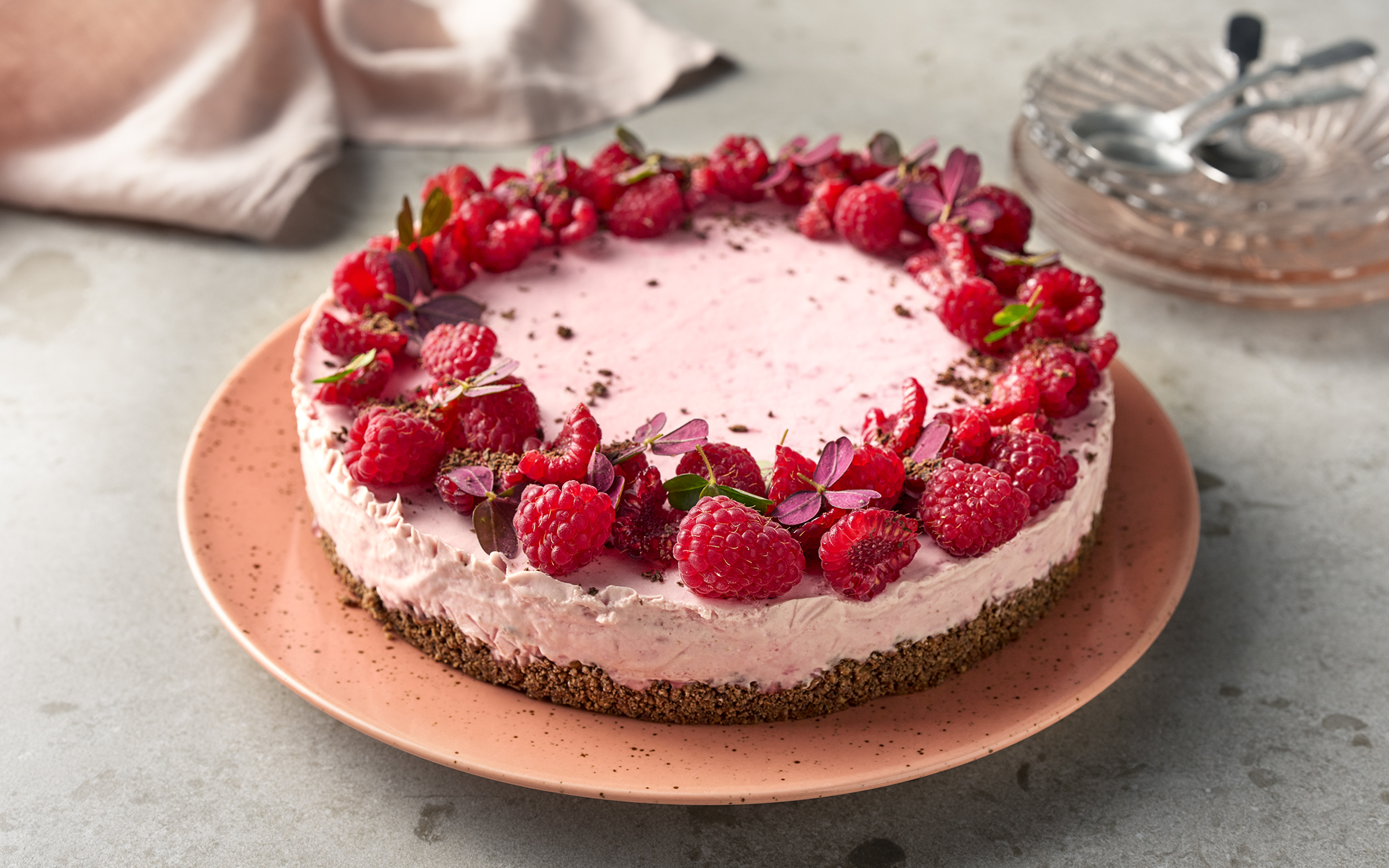 Hallonmoussetårta på chokladbotten