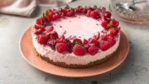 Hallonmoussetårta på chokladbotten