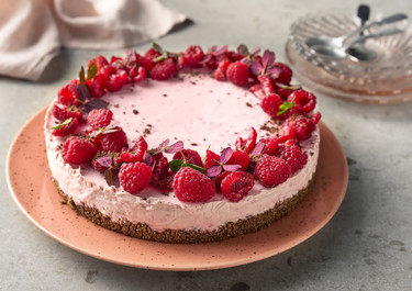 Hallonmoussetårta på chokladbotten