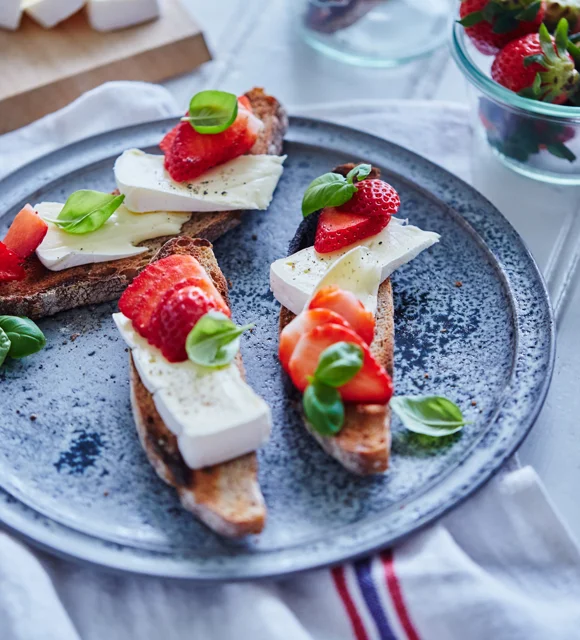 Bruschetta med jordbær og hvitmuggost