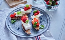 Bruschetta z truskawkami i serem Castello Creamy White