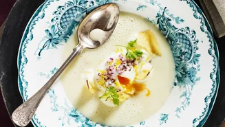 Skummig potatissoppa med pocherat ägg