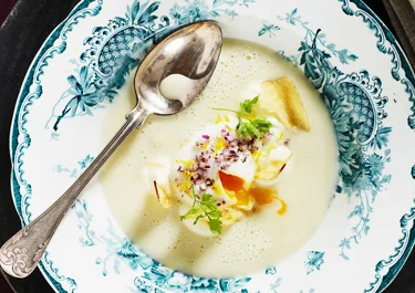 Skummig potatissoppa med pocherat ägg