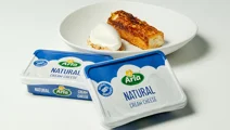 Torrija esponjosa con brioche y mousse de cheesecake con Arla Queso de Untar Natural