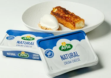 Torrija esponjosa con brioche y mousse de cheesecake con Arla Queso de Untar Natural