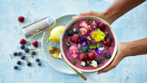 Smoothie bowl med skyr, skovbær og chiafrø