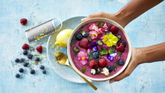 Smoothie bowl med skyr, skovbær og chiafrø
