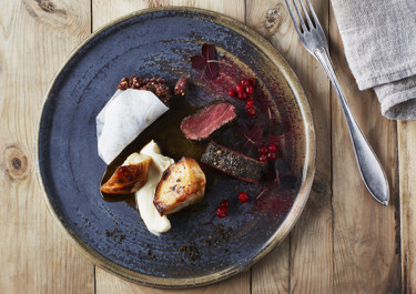 Hasselnötsbakat rådjur med rotselleri och rådjurstartar