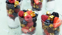 Berry salad with brownies and pistachio crust