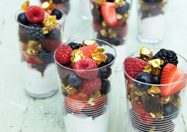 Bessen salade met brownies en pistachekorst