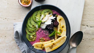 Blackberry smoothie bowl