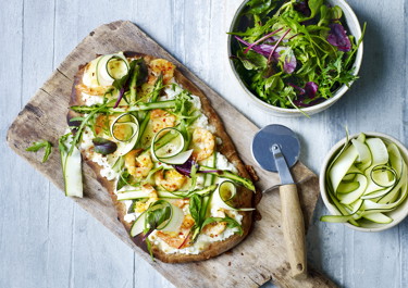 Hvid pizza med stegte rejer og grønne asparges